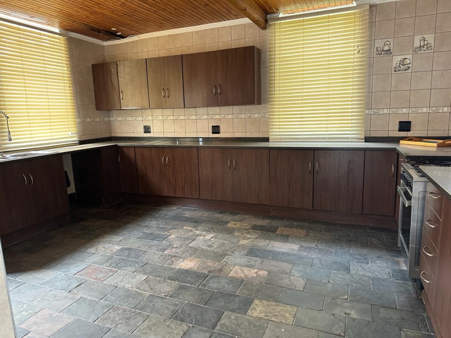 6 Bedroom Property for Sale in Hartbeesfontein North West